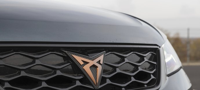 Logo nové automobilky prý odráží vášeň, preciznost, odhodlání a odvahu