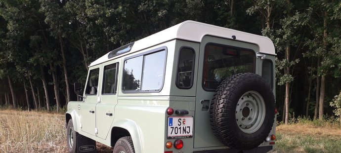 Land Rover Defender Heritage málokde unikne očím zvědavců