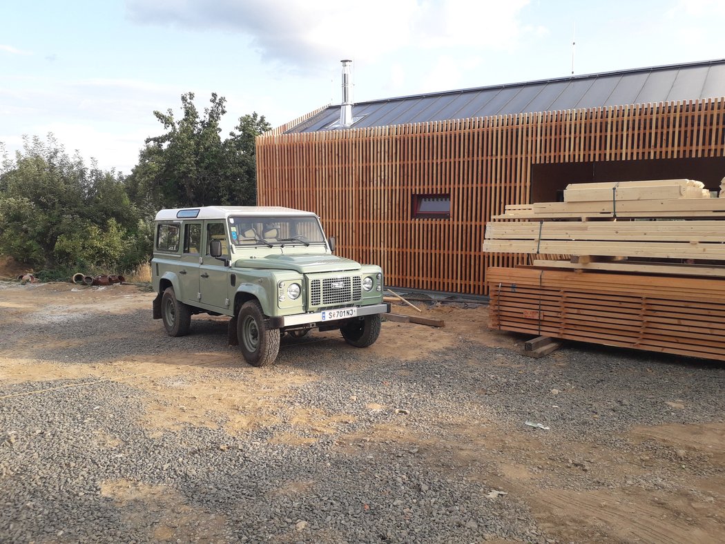 Land Rover Defender Heritage málokde unikne očím zvědavců