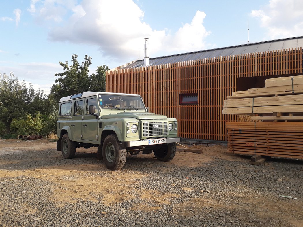 Land Rover Defender Heritage málokde unikne očím zvědavců