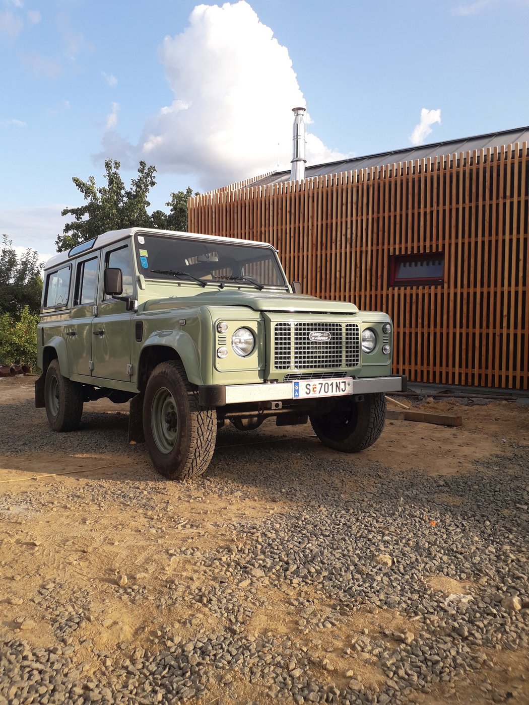 Land Rover Defender Heritage málokde unikne očím zvědavců