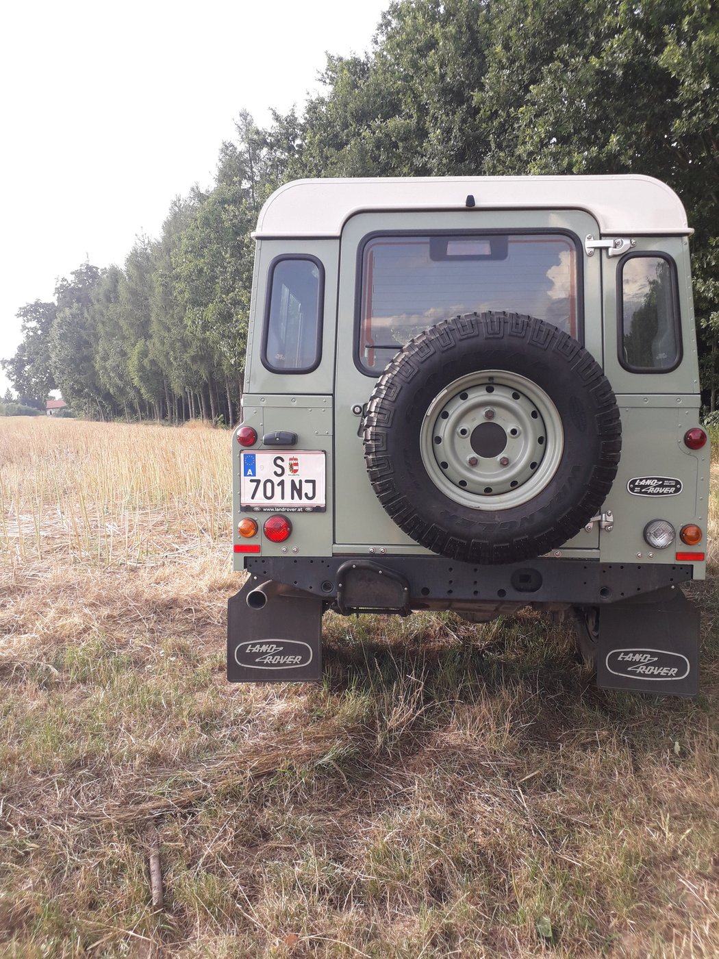 Land Rover Defender Heritage málokde unikne očím zvědavců