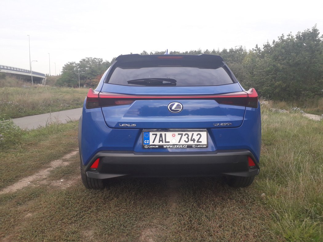 Záď je specifická a pro Lexus netradiční. Někomu se bude líbit, a někomu zase ne.