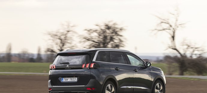 Hlavní změny jsou vidět vzadu. Peugeot 5008 má totiž masivnější a hranatější koncovou část s obrovským zavazadelníkem.