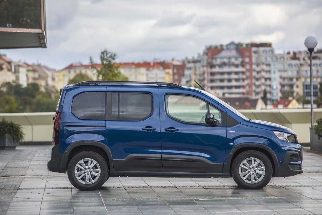 Posuvné dveře na obou bocích zásadně zvyšují praktičnost Peugeotu Rifter