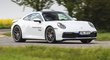 Porsche 911 Carrera S možná není nejsilnějším, ani nejrychlejším sporťákem, kombinací jízdních zážitků s každodenností ovšem patří na absolutní špičku