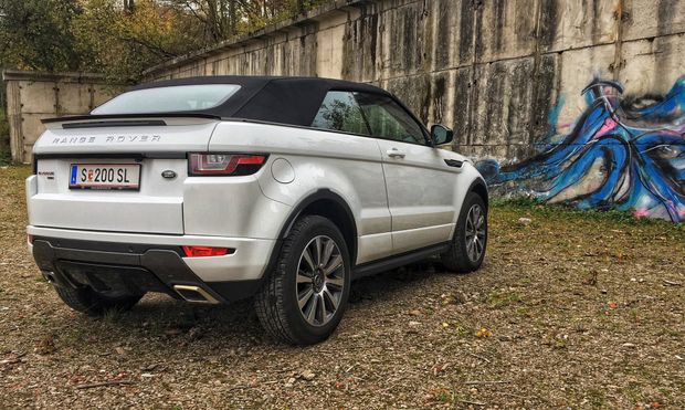 Z boku vypadá Evoque dobře, pomáhá klesající linie střechy Z boku vypadá Evoque dobře, pomáhá klesající linie střechy