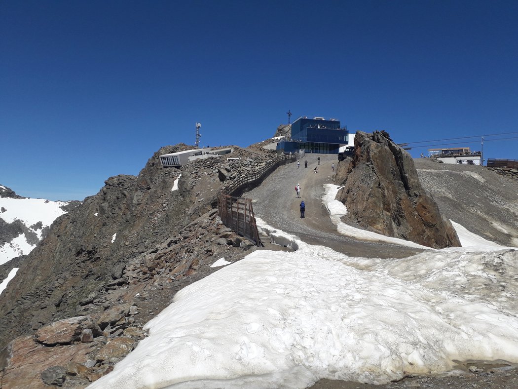 Z restaurace Ice Q je výhled na celý Sölden. Najdete schovaný Land Rover Defender?