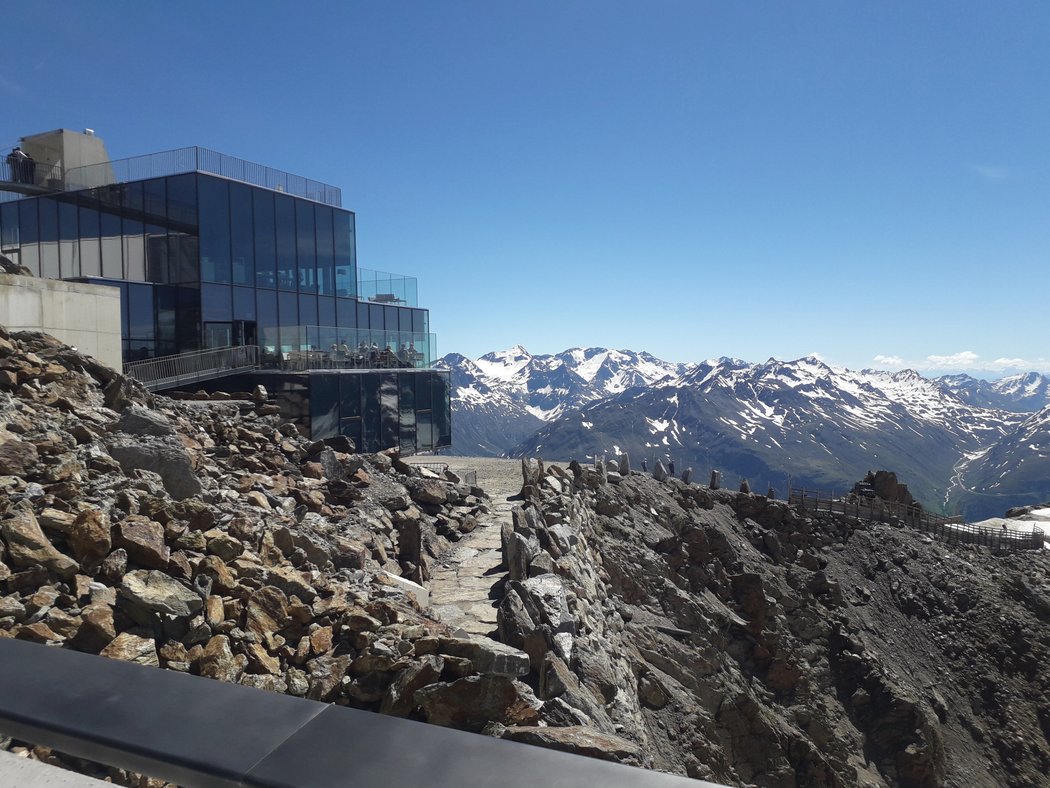 Z restaurace Ice Q je výhled na celý Sölden. Najdete schovaný Land Rover Defender?