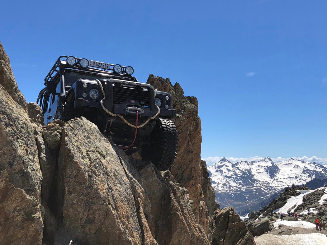 Land Rover Defender &#34;zaparkovaný&#34; ve výšce 3000 metrů nad mořem