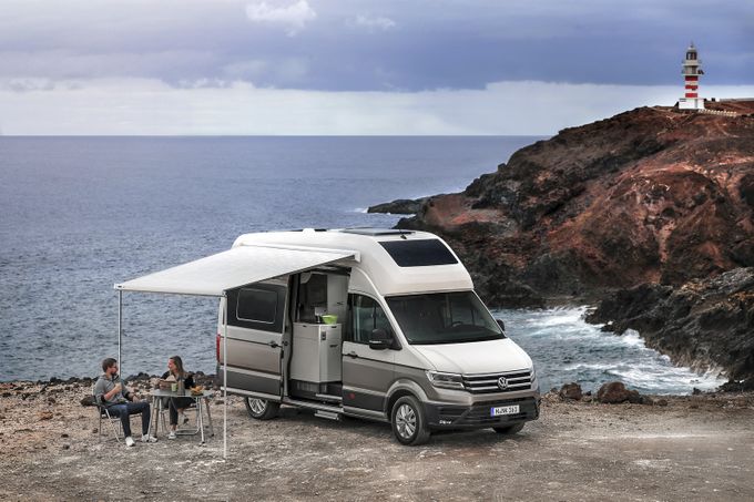 Na cestách nechybí nic. Volkswagen Grand California má vše, co potřebujete Na cestách nechybí nic. Volkswagen Grand California má vše, co potřebujete