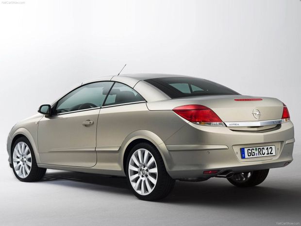 Opel se stříbrnou metalízou. Opel se stříbrnou metalízou.