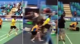 VIDEO: Šílená rvačka na badmintonu: létaly pěsti, kopance i židle