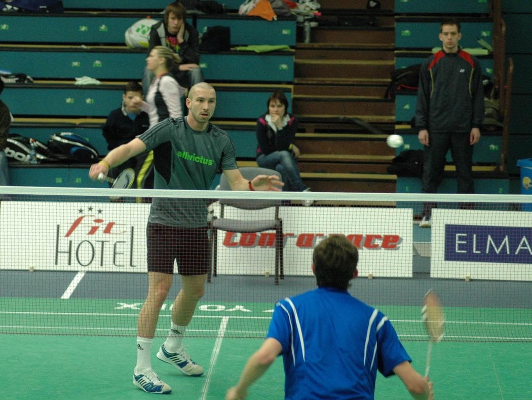 Čtyřnásobný mistr republiky v badmintonu Petr Koukal (25) se po těžké nemoci včera znovu vrátil na kurty a stejně jako porazil rakovinu, okamžitě zase začal porážet soupeře