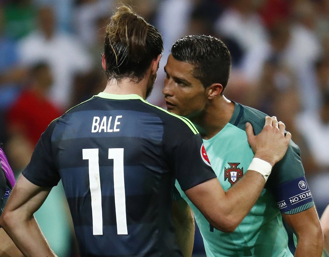 V souboji parťáků z Realu Madrid byl úspěšnější Cristiano Ronaldo. Gareth Bale bere z EURO bronz