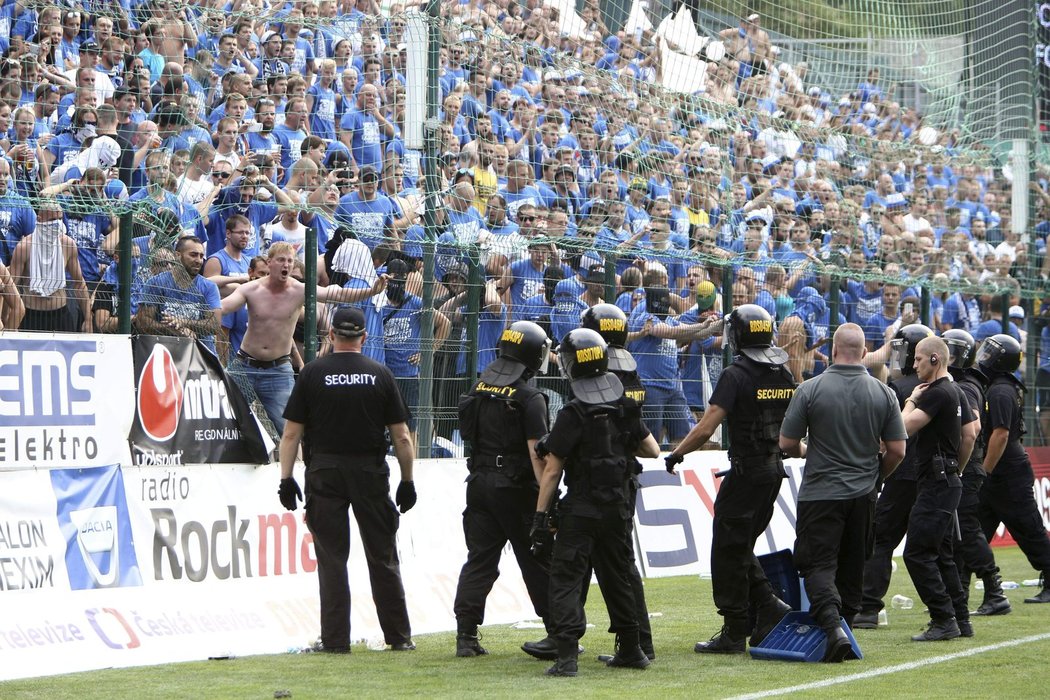 Zápas Zlína s Baníkem byl na 20 minut přerušen kvůli řadění hostujících fanoušků