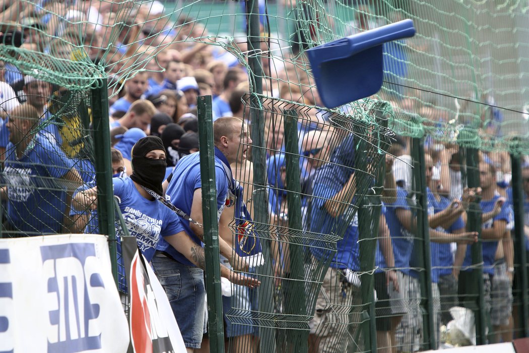 Fanoušci Baníku Ostrava demolovali zlínský stadion