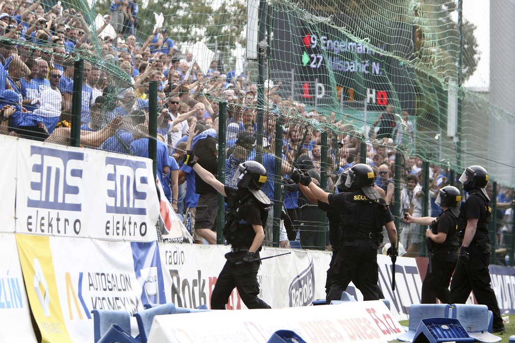 Fanoušci Baníku a policisté v potyčce na zlínském stadionu