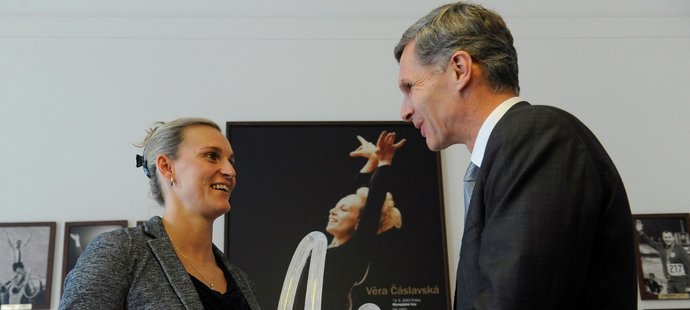 Oštěpařka Barbora Špotáková (uprostřed) převzala Cenu Věry Čáslavské za mimořádné zásluhy žen ve sportu a olympijském hnutí