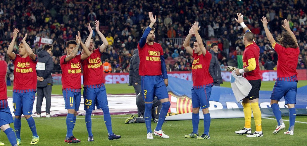Hráči Barcelony dali před zápasem najevo podporu svému spoluhráči Ericu Abidalovi. Toho čeká transplantace jater.