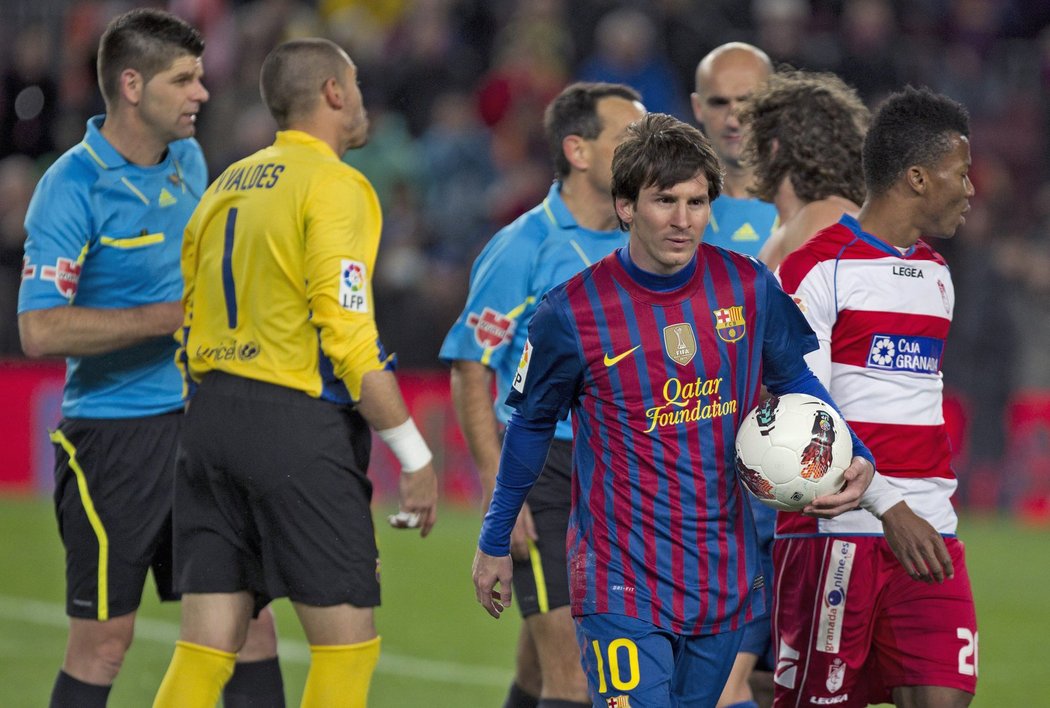 Messi si odnáší balon po svém třetím gólu.