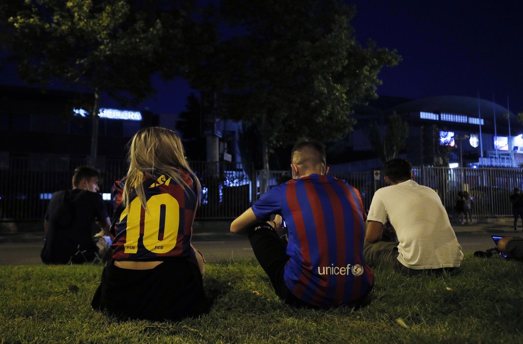 Fanoušci Barcelony se schází před Camp Nou