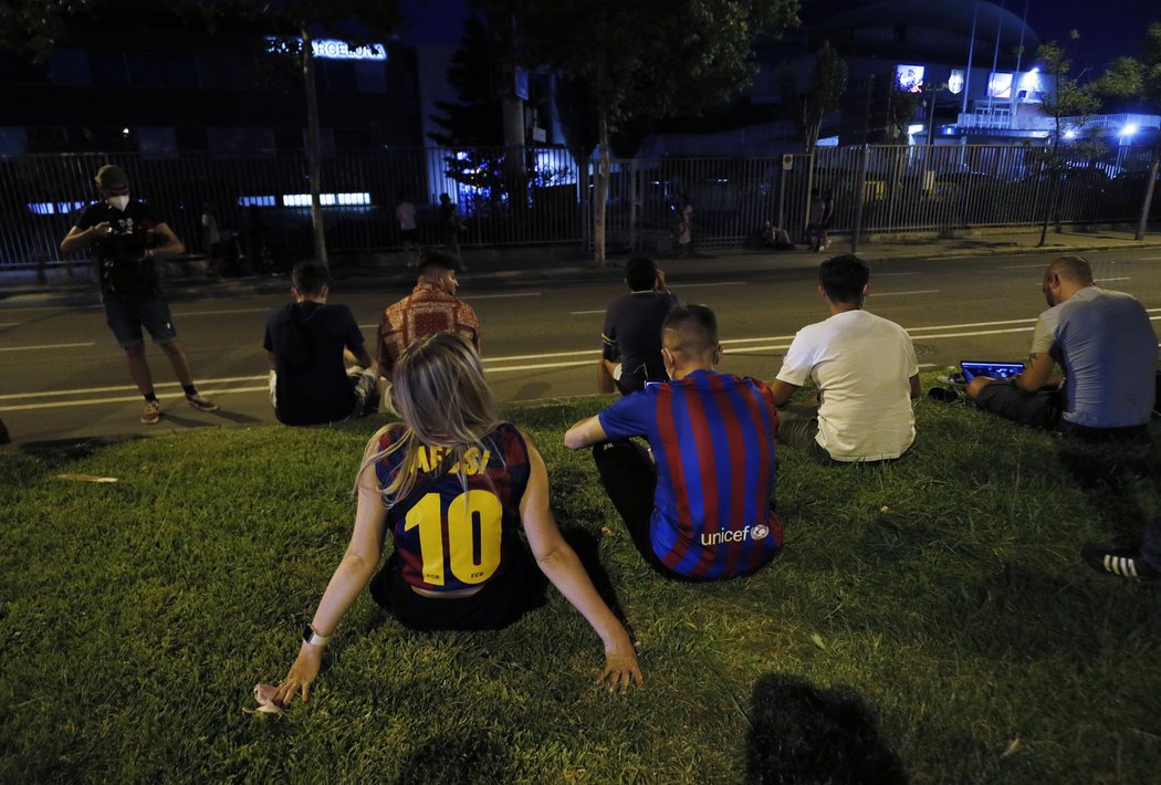 Fanoušci Barcelony se schází před Camp Nou