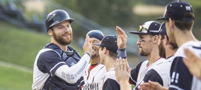 Jakub Kaplan (vlevo) z Arrows Ostrava ještě s plnovousem. Pro třetí baseballové finále vousy shodil a byl klíčovou postavou duelu proti Drakům Brno.