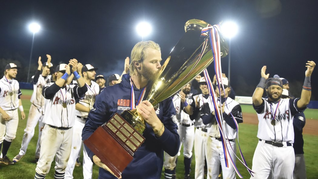 Baseballisté Arrows Ostrava se poprvé stali českými mistry. Na snímku je manažer týmu Boris Bokaj s pohárem.