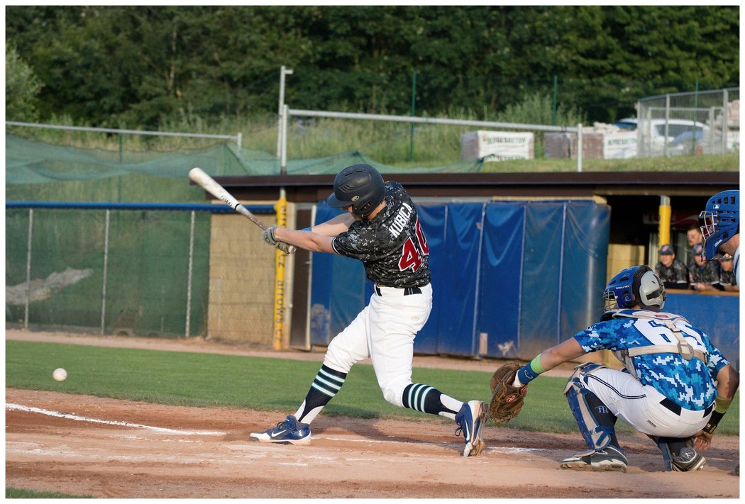 Baseballista Jakub Kubica odpaluje