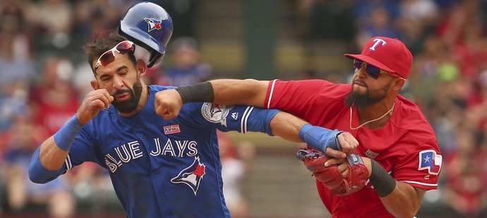 Hráč Texas Rangers pěstí trefil hvězdu Toronto Blue Jays Josého Bautistu a na hřišti se strhla hromadná mela.