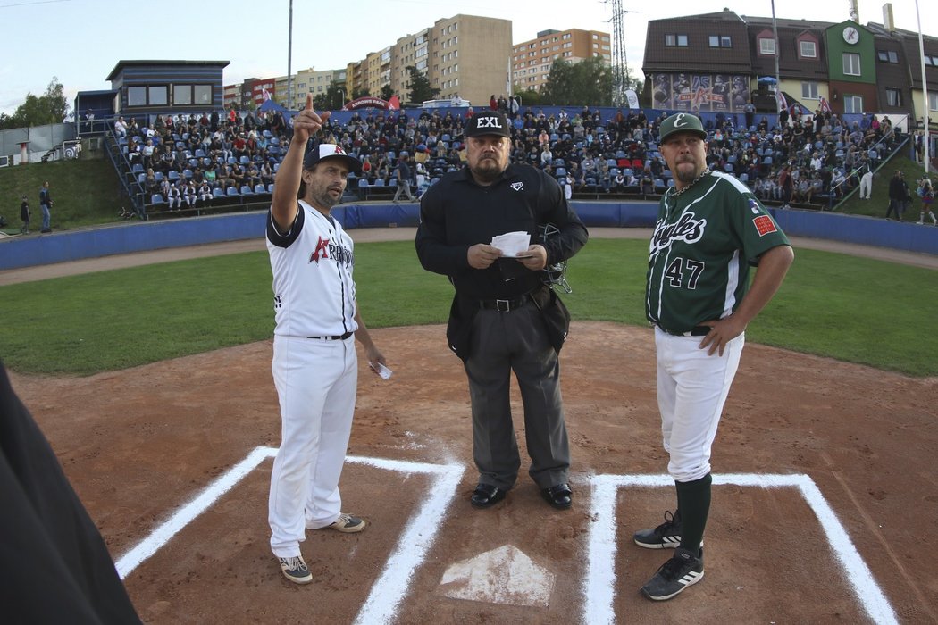 Vladimír Chlup z Eagles Praha (vpravo) a Aleš Navrátil z Arrows Ostrava společně dovedli českou reprezentaci do 23 let k titulu mistra Evropy. V extraligovém finále byl úspěšnější ostravský Navrátil