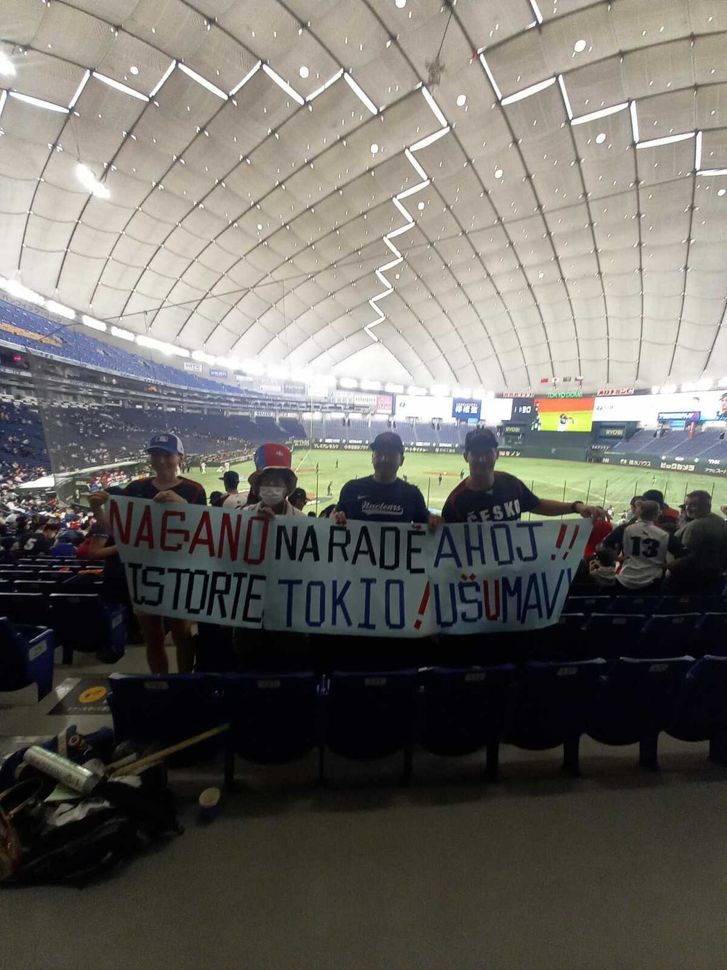Čeští baseballisté mají své fanoušky i v Japonsku. V Tokiu fandil i Minajaki Konno