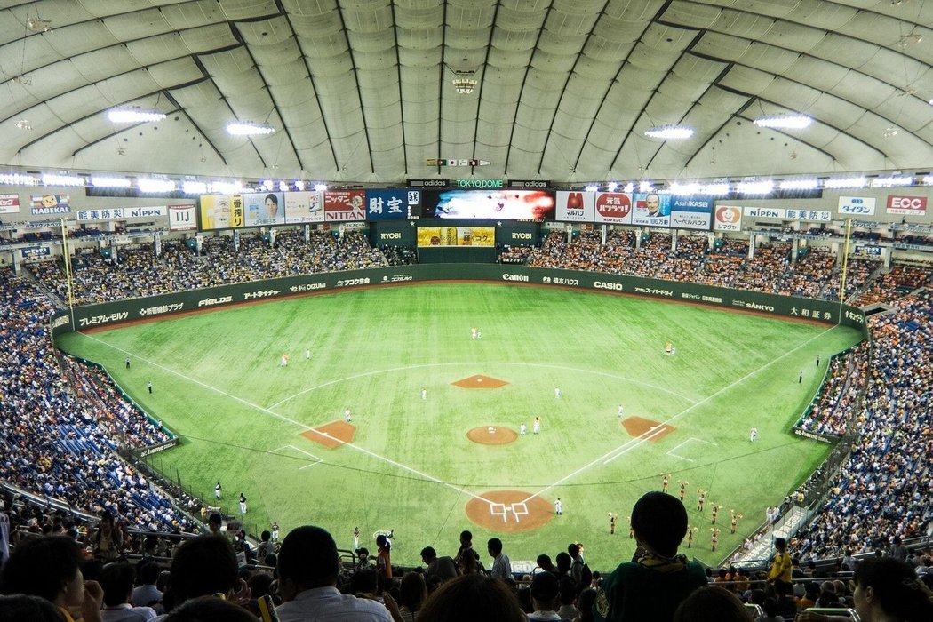 Pohled na baseballové hřiště v aréně Tokyo Dome
