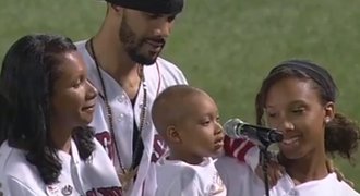 VIDEO: Tohle vás rozpláče. Holčička (4) s leukémií zpívá na stadionu