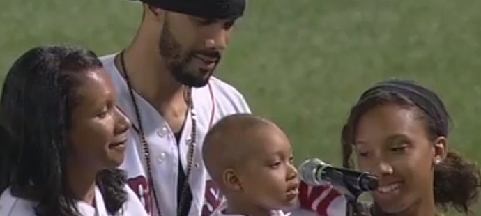 Čtyřletá Darla Hollowayová, která bojuje s leukémií, zpívá God Bless America na baseballovém zápase