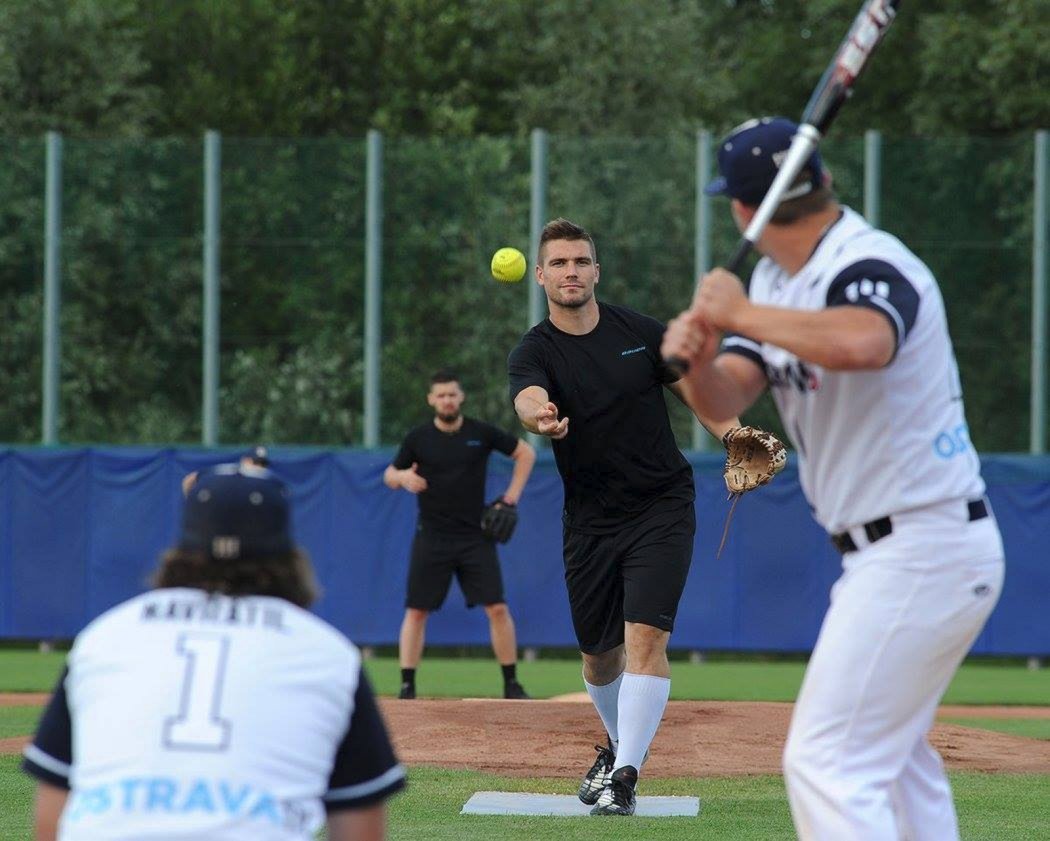 Hokejisté Vítkovic se chystají na exhibiční baseballové utkání, na které spojili síly s hráči amerického fotbalu ze Steelers Ostrava. Nadhazovačem je vítkovický kapitán Rostislav Olesz