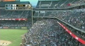 VIDEO: Baseballový divák přežil pád z tribuny