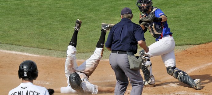 Draci Brno se předvedou v sobotu v Praze ve finále extraligy baseballu ve dvou duelech proti Kotlářce (v modrém). Ta se snaží získat první titul, Draci jich mají devatenáct. Stav série je zatím 1:1 na zápasy.