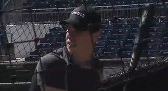 VIDEO: Crosby by se uplatnil i jako baseballista. Odpálil homerun