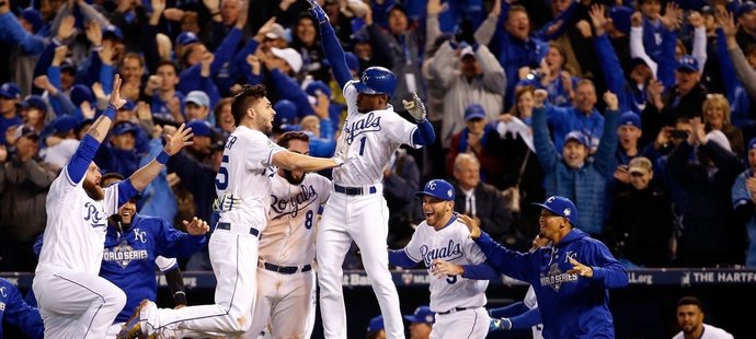 Baseballisté Kansas City Royals vyhráli dramatický první zápas finále play off MLB. 