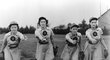 Rockford Peaches při rozhazování. Mary Prattová úplně vlevo