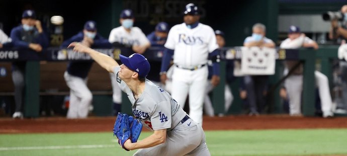 Dominantní výkon nadhazovače Walkera Buehlera pomohl baseballistům Los Angeles k výhře 6:2 nad Tampou Bay ve třetím utkání Světové série. 