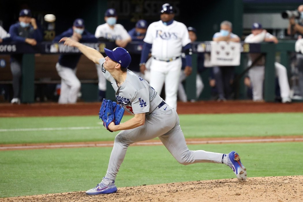 Dominantní výkon nadhazovače Walkera Buehlera pomohl baseballistům Los Angeles k výhře 6:2 nad Tampou Bay ve třetím utkání Světové série.