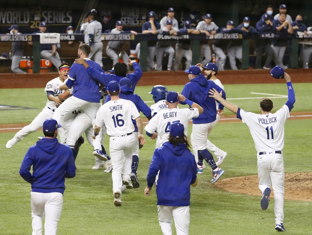 Los Angeles Dodgers vyhráli po 32 letech Světovou sérii.