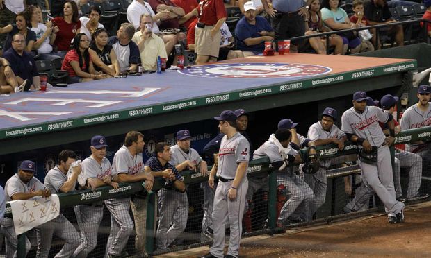 Baseballisté se strachují o život fanouška, který přepadnul přes zábradlí z patrové tribuny. Baseballisté se strachují o život fanouška, který přepadnul přes zábradlí z patrové tribuny.