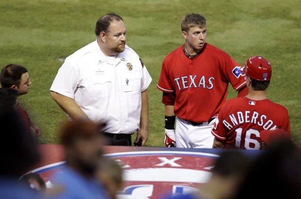 Texaský baseballista Justin Smoak pozoruje odvoz fanouška, který přepadnul z patrové tribuny, do blízké nemocnice. Texaský baseballista Justin Smoak pozoruje odvoz fanouška, který přepadnul z patrové tribuny, do blízké nemocnice.