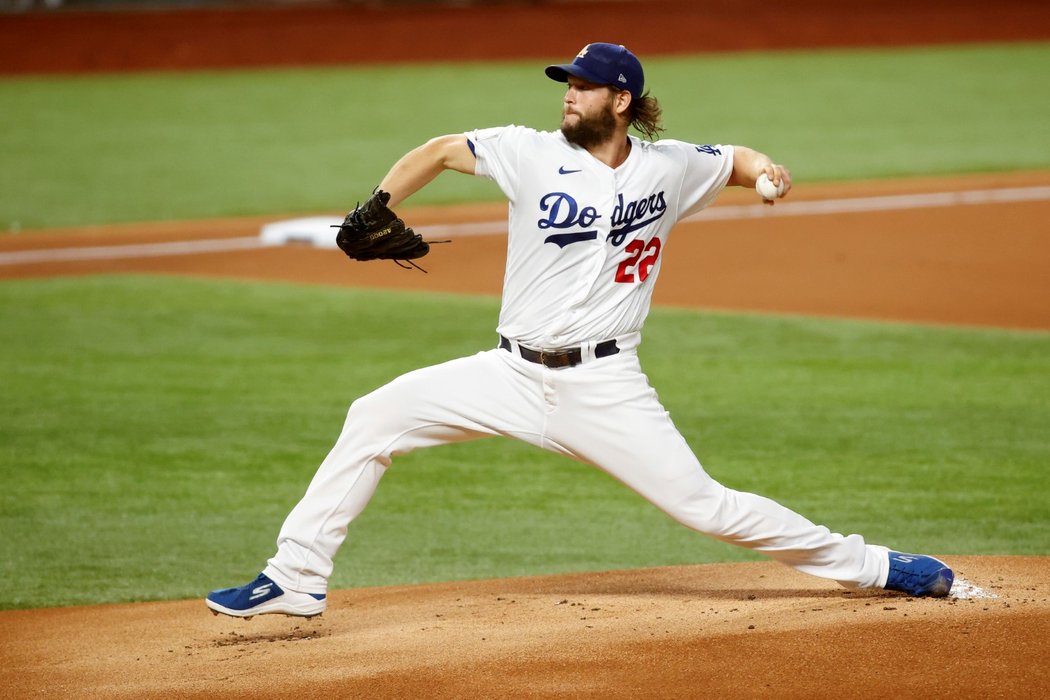 Nadhazovačské eso Dodgers Clayton Kershaw, který se v minulosti ve finále trápil, odházel šest směn