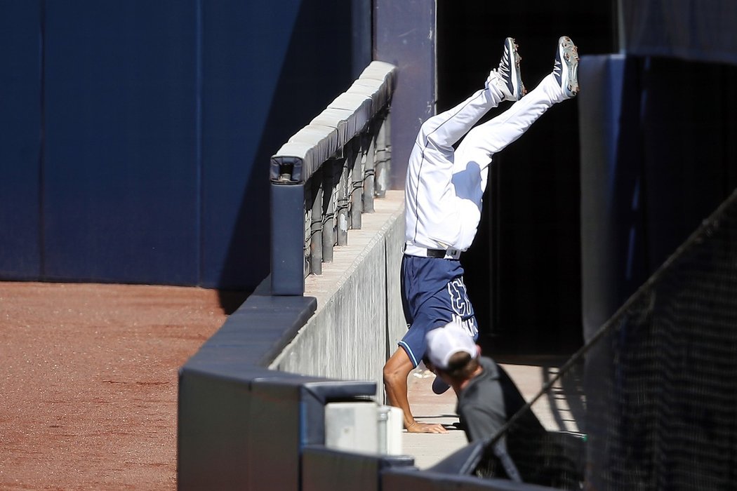 Manuel Margot padá přes zábradlí na zem po skvělém zákroku