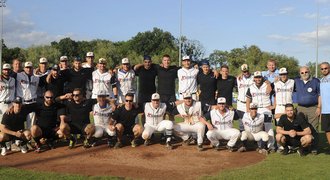 Vítkovice umí i s pálkami. Při baseballu schytal ránu i rozhodčí